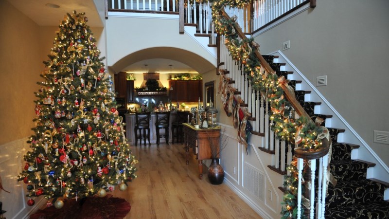 Chic & Easy Stair Decoration for Christmas